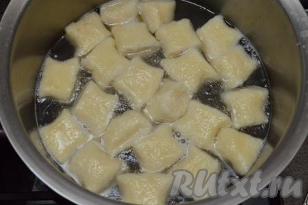 В кастрюле вскипятить воду. В кипящую воду выложить ленивые вареники. Как только они всплывут и вода закипит, уменьшить огонь до ниже среднего и варить 2 минуты.