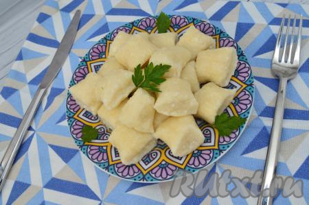 Очень вкусные, нежные ленивые вареники из творога с сыром достать из воды шумовкой, переложить на тарелку и подать к столу, дополнив сметаной и зеленью.&nbsp;