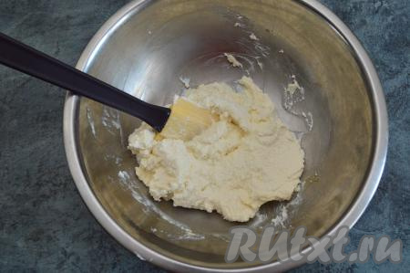 Перемешать творог и яйцо до однородной массы. Я обычно сначала перемешиваю вилкой, а затем, когда творог хорошо разомнётся, довожу творожную массу до однородности лопаткой.