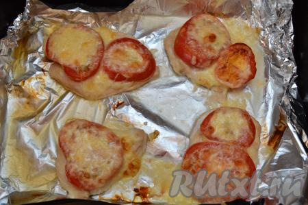 Готовое мясное блюдо достать из духовки.