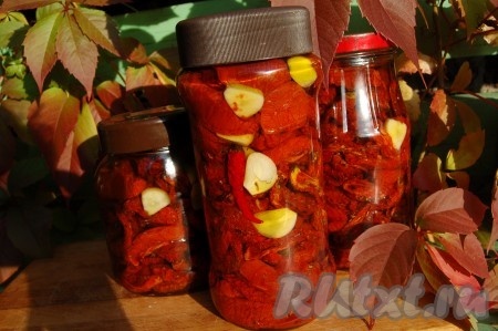 Я добавляю свежий чеснок и свежий острый перец. Затем заливаю оливковым маслом под самую крышку. Закрываю банку и мои вяленые помидоры готовы. Храню их при комнатной температуре. Эти помидоры у меня прекрасно хранились 2 года. Главное условие успешного хранения вяленых помидор - хорошо высушить их в духовке, чтобы они не оказались недосушенными.