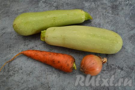 Подготовить продукты для приготовления кабачкового пюре на гарнир. Кабачки, морковку и лук очистить от кожуры. Если семечки у кабачка крупные, тогда их нужно будет удалить. Для приготовления пюре потребуется 900-1000 грамм подготовленных кабачков.