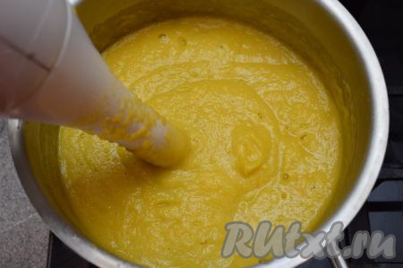 Пюрировать кабачки с овощами в однородное пюре при помощи погружного блендера.