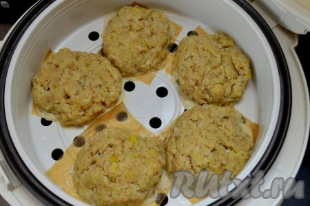 По прошествии времени можно доставать рыбные котлеты из мультиварки. Открывая мультиварку, будьте аккуратны, чтобы не обжечься горячим паром.