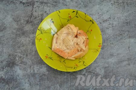 Два ломтика батона замочить в молоке.