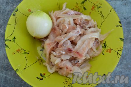 Для приготовления котлет можно купить в магазине филе минтая. Я предпочитаю покупать тушки минтая (в этот раз у меня было 2 небольших рыбки), так как качественное рыбное филе без большого количества наледи в продаже встречается нечасто. Тушки минтая нужно разморозить, удалить кожу, плавники и хребет с костями, в результате получается филе минтая. Для приготовления рыбных котлет на пару в мультиварке нам понадобится 300 грамм рыбного филе. Лук очистить.