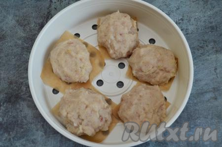 Из пергамента вырезать 5 квадратиков (по количеству котлет) размером 5 на 5 сантиметров. Выложить бумагу на поддон мультиварки для варки на пару. Влажными руками сформировать круглые котлеты из минтая и разместить их на квадратиках из бумаги. Такой нехитрый приём позволяет не прилипнуть котлетам при готовке, да и поддон останется чистым. Влить в чашу мультиварки 3 мультистакана или 500 миллилитров воды. Установить поддон с рыбными котлетами на чашу мультиварки, выставить режим мультиварки "Варка на пару", время - 25 минут, крышку мультиварки закрыть.