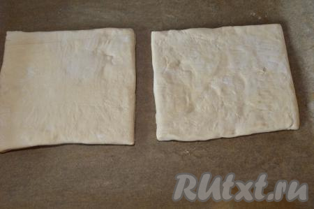 На пекарскую бумагу выложить слоёное тесто. У меня упаковка теста была из двух квадратных пластов.