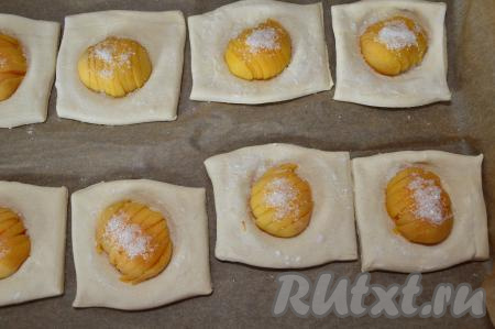 Сверху каждую половинку абрикоса присыпать 1/3 (или чуть больше) чайной ложки сахара.