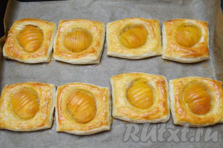 Слойки с абрикосами поставить в разогретую до 180 градусов духовку. Слойки должны подняться, увеличиться в объёме и стать приятного золотистого оттенка. Примерное время выпечки 20-25 минут.