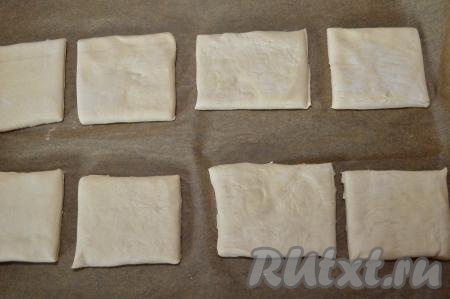 Разрезать каждый пласт на 4 квадрата (то есть из двух пластов теста получатся 8 квадратов).