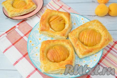 Вкуснейшие слойки с абрикосами можно подавать к столу. В остывшем виде они немного осядут, но от этого не станут менее вкусными. Такая солнечная, аппетитная выпечка не может не понравиться!