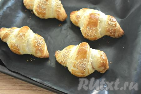 Выпекаем круассаны с беконом 20-25 минут (до подрумянивания).