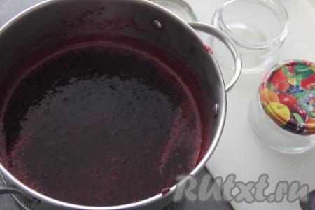 Снять горячий джем с огня. Банки (я взяла 3 баночки объёмом по 200 миллилитров) простерилизовать, крышки прокипятить.