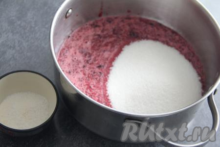 Поместить очищенные ягоды в измельчитель и пробить в пюре. Вместо измельчителя можно использовать погружной блендер. Пюре из черешни поместить в кастрюлю, всыпать оставшийся сахар, перемешать.