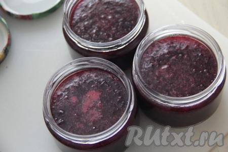 Разложить горячий джем по стерильным баночкам, сразу закрутить крышками. Поставить баночки вверх дном, укутать со всех сторон в тёплое полотенце (или плед) и оставить джем до полного остывания.