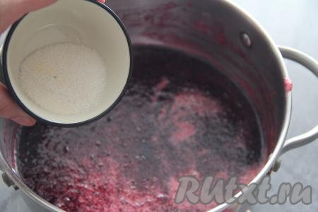 Затем варить джем на медленном огне, иногда помешивая, в течение 5 минут, снять образовавшуюся пенку. Затем всыпать агар-агар, смешанный с сахаром, перемешать и варить джем 3-5 минут на медленном огне.&nbsp;