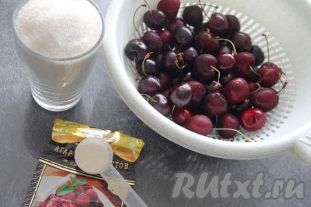 Черешню перебрать, промыть, убирая веточки.