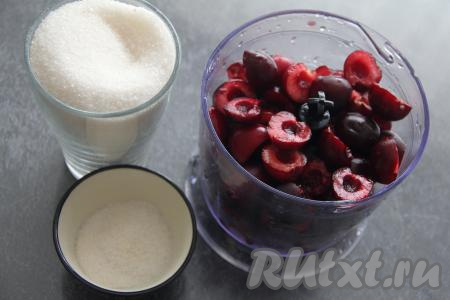 Вынуть косточки из ягод. Нам потребуется 500 грамм черешни без косточек. Отмерить 300 грамм сахара. Агар-агар соединить в небольшой посуде с двумя чайными ложками сахара (сахар взять из общего объёма).