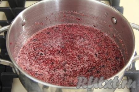 Поставить кастрюлю на средний огонь и довести, периодически помешивая, до кипения.