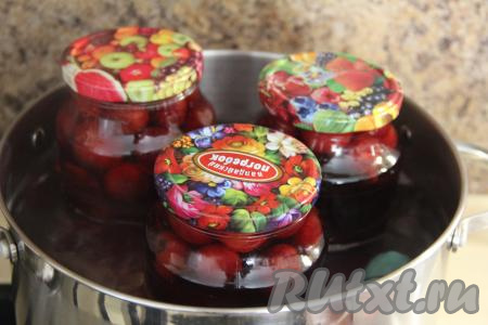 В кастрюлю выложить полотенце, поверх него поставить банки с черешней в сиропе, прикрытые крышками. Влить в кастрюлю тёплую воду. Вода должна быть выше уровня середины банок. Поставить кастрюлю с банками на средний огонь. После закипания воды в кастрюле стерилизовать компот из черешни с лимонной кислотой 20 минут на небольшом огне.