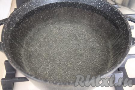 После того как сироп в кастрюле закипит, уменьшить огонь, перемешать сироп и проварить его 2-3 минуты (до полного растворения сахара).