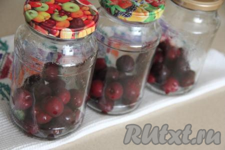 Пока закипает сироп, банки (я взяла 3 банки по 800 миллилитров) простерилизовать удобным вам способом, крышки прокипятить. Выложить в каждую подготовленную банку 150 грамм черешни. 