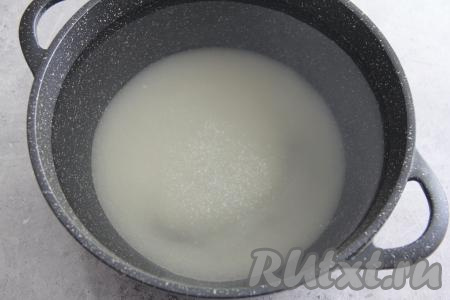 В кастрюлю всыпать сахар и лимонную кислоту, влить воду, поставить на сильный огонь, дать получившемуся сиропу закипеть.