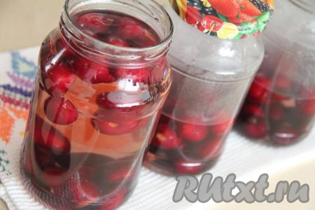 Горячий сироп аккуратно разлить по банкам с черешней. Прикрыть банки крышками.