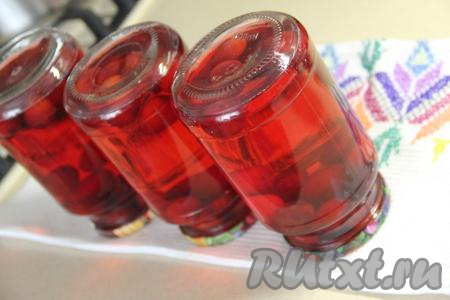 Аккуратно достать банки с черешневым компотом из кастрюли, закрутить крышки. Перевернуть баночки вверх дном, укутать в одеяло, а после полного остывания убрать на хранение в погреб или кладовку. Поскольку компот готовится из ягод с косточками, хранить его можно не более года.