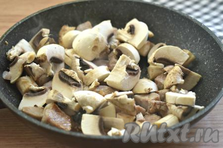 Подготовленные шампиньоны нарезаем на средние кусочки, выкладываем к обжаренной свинине, перемешиваем. Обжариваем грибы со свининой на среднем огне минут 5, иногда перемешивая.