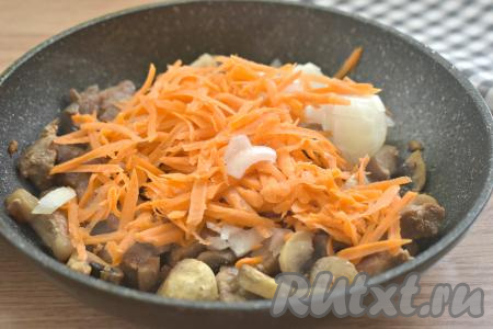 Нарезаем луковицу на небольшие кубики, натираем морковь на крупной тёрке и выкладываем овощи к свинине, обжаренной с грибами, перемешиваем. Далее готовим минут 5, периодически перемешиваем.