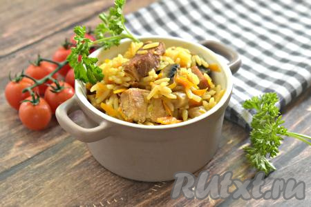 Плов, приготовленный со свининой и грибами, получился ароматным, вкусным, рассыпчатым. К столу это сытное блюдо подаём в горячем виде.