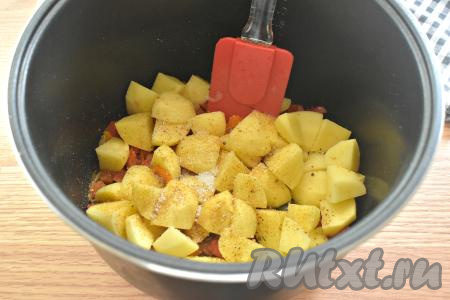 По вкусу солим овощи, посыпаем специями (я посыпала приправой для блюд из картофеля).