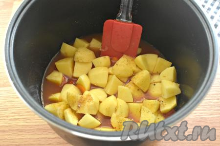 В отдельной ёмкости разводим томатную пасту в 200 миллилитрах тёплой кипячёной воды и вливаем в чашу мультиварки.