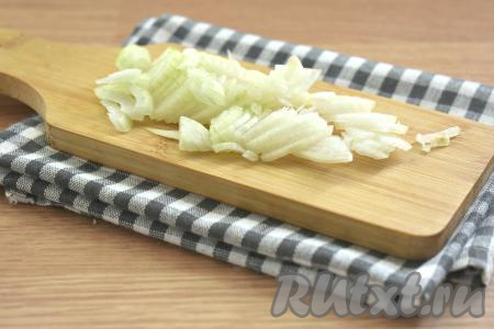 Лук и морковку очищаем. Из перца удаляем семена. Ополаскиваем овощи водой. Луковицу нарезаем на тонкие полукольца (или четверть кольца).