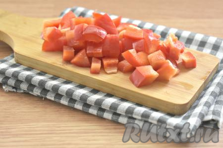 Нарезаем болгарский перец на небольшие кубики.