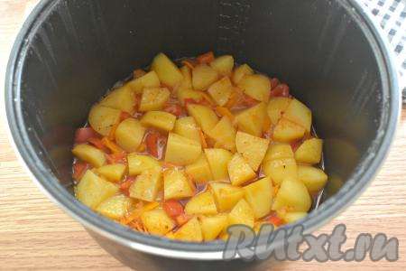 Мультиварку закрываем крышкой, на дисплее выбираем программу "Тушение", время устанавливаем на 45 минут. Тушим овощное рагу с картошкой до окончания программы.