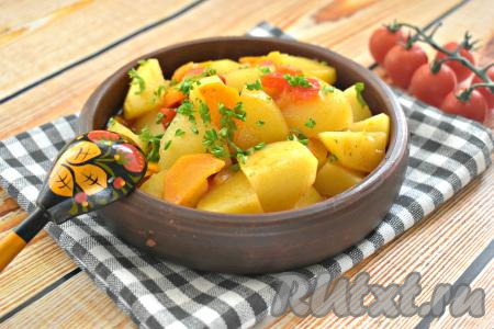 Вкусное, сочное, сытное овощное рагу раскладываем из чаши мультиварки по тарелкам, посыпаем свежей зеленью и в горячем виде подаём к столу. Картошка, тушёная с овощами, станет отличным гарниром к рыбе, мясу, птице или полноценным самостоятельным блюдом в дни Поста.