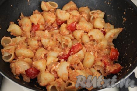 Перемешать и потомить макароны с помидорами и яйцами 2-3 минуты, за это время несколько раз перемешать.