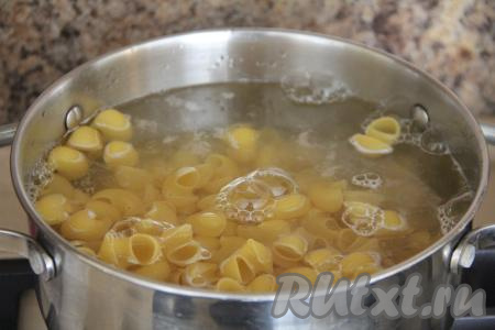 Макароны выложить в кастрюлю с закипевшей подсоленной водой и после закипания, уменьшив огонь, отварить их до готовности (обычно на варку требуется минут 7-9, но точное время смотрите на упаковке макарон, которые вы готовите). Затем переложить макароны в дуршлаг и оставить, чтобы стекла лишняя вода.