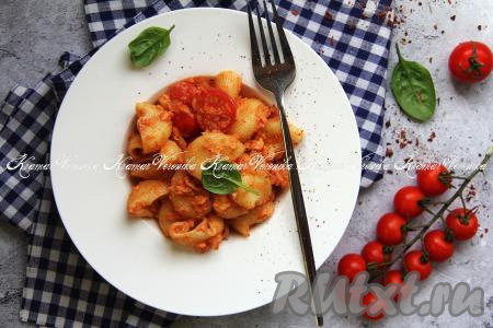 Вкусные, сочные макароны, приготовленные с помидорами и яйцами, разложить со сковороды по тарелкам и подать к столу в горячем виде. Отличное повседневное блюдо, попробуйте!