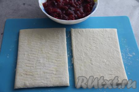 Слоёное тесто разморозить при комнатной температуре. У меня в упаковке было два пласта.