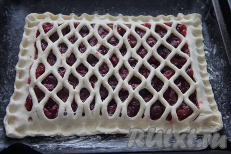 Выложить подготовленный пласт теста поверх начинки и хорошо скрепить края со всех сторон.