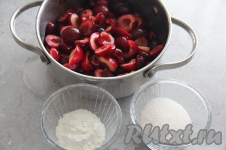 В первую очередь нужно сварить начинку, чтобы она остыла и стабилизировалась. Для этого черешню нужно хорошо промыть водой, удаляя веточки, листочки. Из 500 грамм вымытой черешни удалить косточки, выложить ягоды в кастрюлю (или в сотейник).
