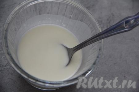 В небольшую ёмкость насыпать крахмал, влить 2 столовых ложки холодной воды, перемешать.