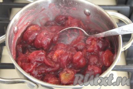 Непрерывно помешивая, тонкой струйкой влить крахмальную смесь в кастрюлю с черешней и варить 1-2 минуты (до загустения), помешивая. Далее снять кастрюлю с огня и оставить до полного остывания ягод, после этого начинка из черешни для слоёного пирога будет готова.