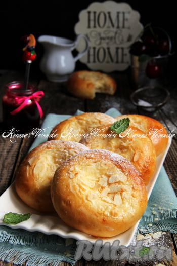 Готовые ватрушки с нежнейшей начинкой из творожного сыра переложить на тарелку и подать к столу. Эта выпечка вкусна и в тёплом, и в остывшем виде.