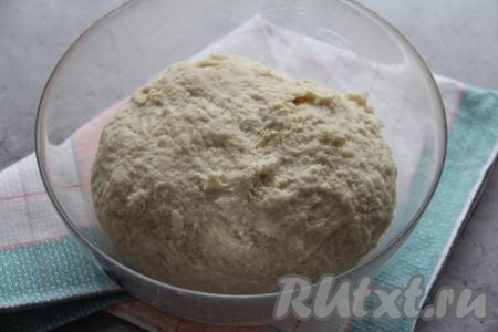 Как только тесто станет мягким, перестанет липнуть к рукам и поверхности, значит больше муку не добавляйте. Сформировать из теста колобок и оставить его в миске на 1,5 часа в тёплом месте, накрыв полотенцем.