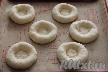 Оставить ватрушки на 15 минут.